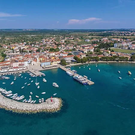 Five-bedroom In Fažana