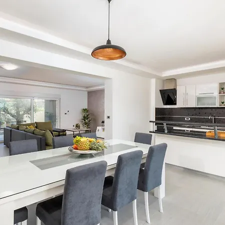 Five-bedroom In Fažana