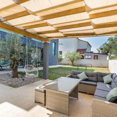 Five-bedroom In Vakantiehuis *