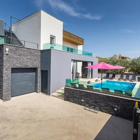 Five-bedroom In Fažana