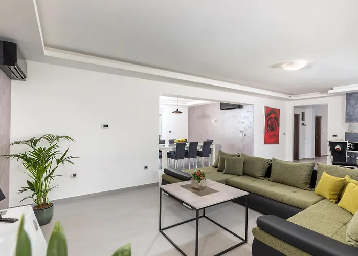 Vakantiehuis Five-bedroom In Fažana