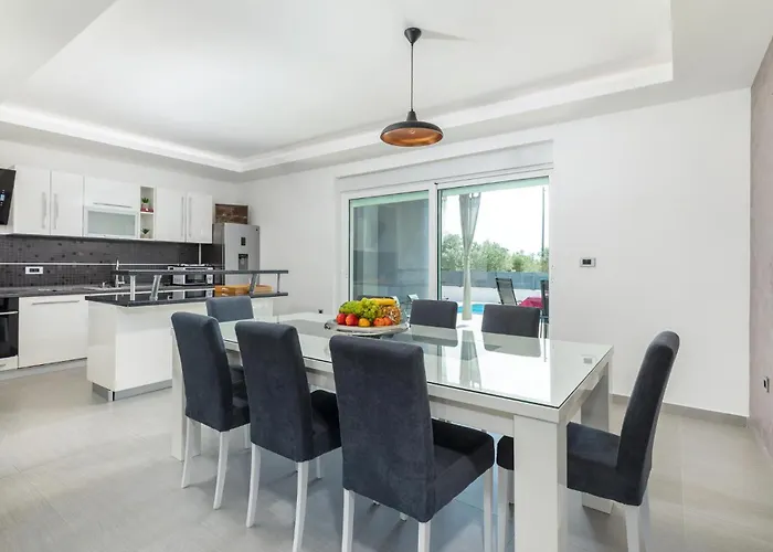 Five-bedroom In Vakantiehuis *