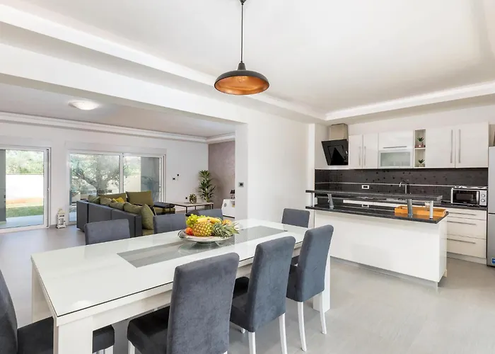 Five-bedroom In Fažana